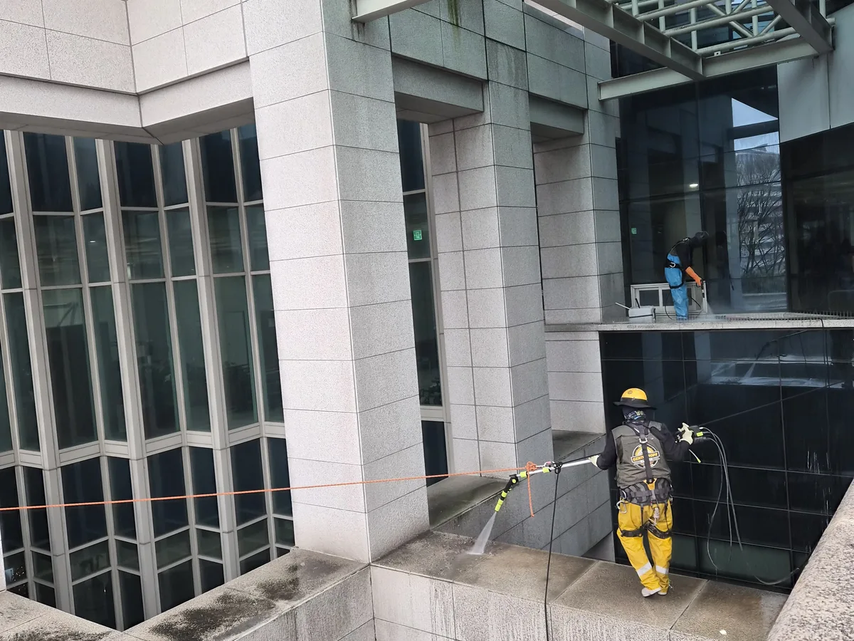 종로구 경운동 상가건물 옥상 파라펫 장비 주변 정밀 위생청소 사례 - 행진크린