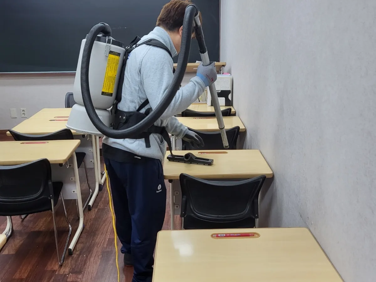 종로구 공평동 학교 현관·중앙홀 바닥 위생청소 사례 - 행진크린