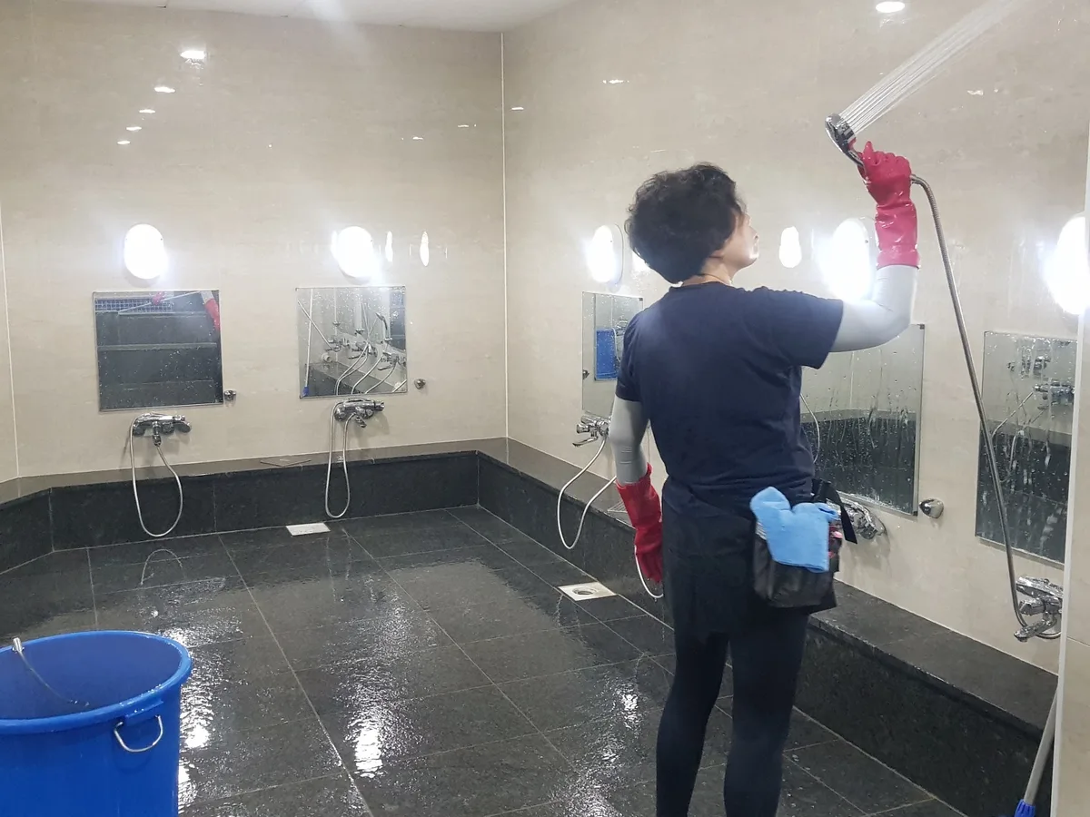마포구 대흥동 목욕탕 탈의실·파우더룸 바닥 위생청소 사례 - 행진크린